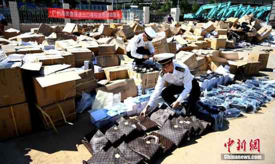 资料图：广州海关工作人员清理物品。/p中新社记者 姬东 摄