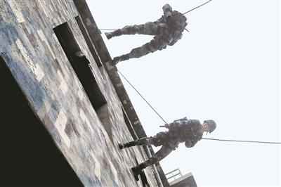 “炼狱”般的特种作战训练 中国军人将自己淬炼
