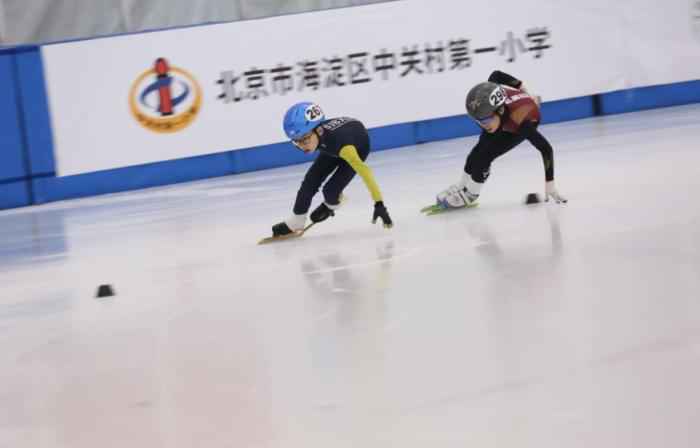 海淀举办中小学冰上赛事 全区11万师生参与冰雪