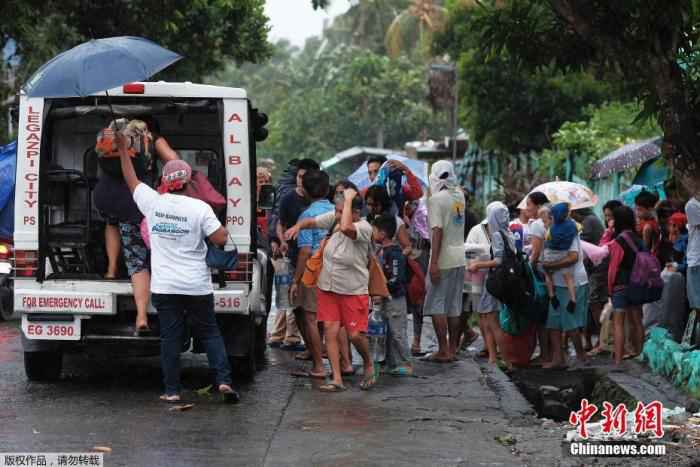 台风“北冕”来袭，菲律宾街道遭淹民众撤离。