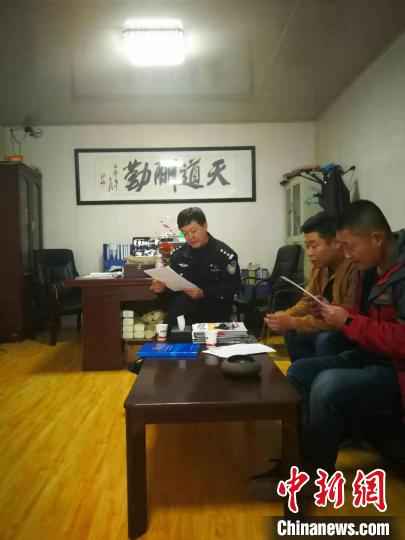 图为南川东路派出所一级警长朱红卫在辖区开展安全防范检查。　钟欣 摄