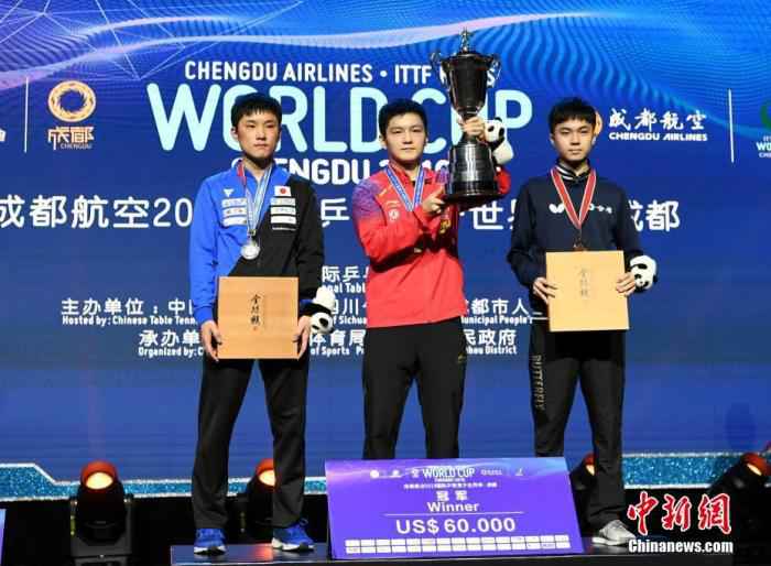 12月1日，2019男乒世界杯在成都收官，中国选手樊振东以4：2击败日本选手张本智和，成功卫冕世界杯冠军，这也是他个人第三个世界杯冠军。安源 摄