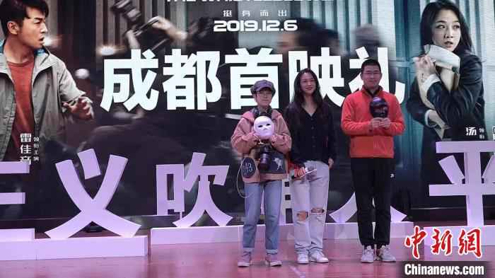 汤唯现身电影《吹哨人》成都首映礼：最大的挑