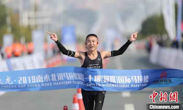 首届南水北调马拉松大满贯赛事湖北十堰开跑