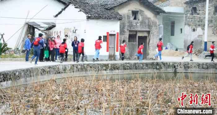 运动员们在古色古香的古镇上举行。主办方供图