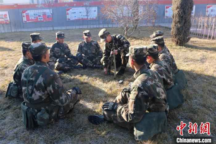 孙嘉栋进行理论知识讲解。(资料图) 宋杰 摄 甘肃武警“武教头”自律做表率 因材施教培养训