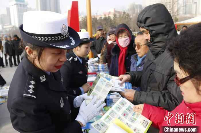 图为交警为市民发放宣传资料。青海省公安厅交警总队供图
