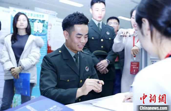 招聘会现场。杭州市退役军人事务局 供图 长三角地区退役军人浙江专场招聘会举行