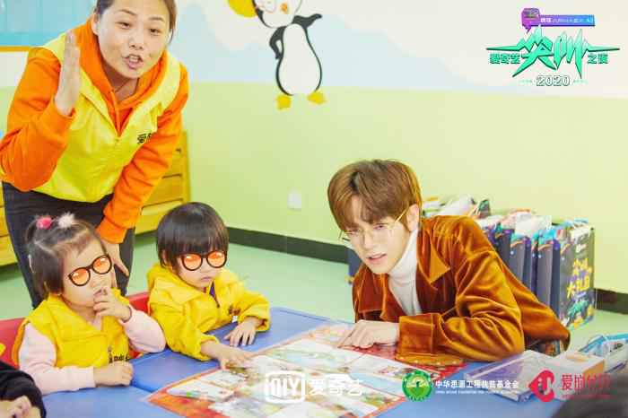 主办方供图 胡春杨呼吁关注听障儿童 当音乐老师合唱儿歌