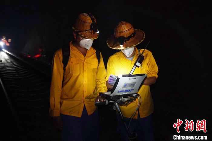 图为线路工查看轨检小车上的数据。　吴宇 摄