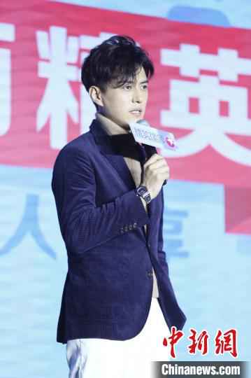 靳东说,《精英律师》一剧非常考验演员的台词功力。 康玉湛 摄 靳东谈《精英律师》:台词挑战大 展现律师正能