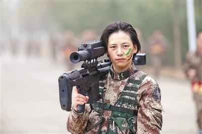 获赞“枪王”,这位00后女狙击手厉害了