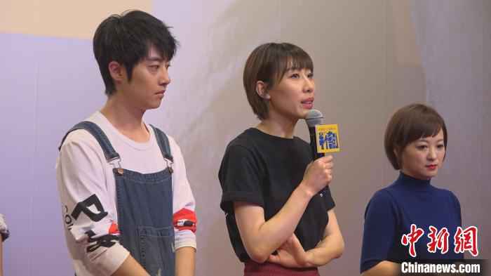 演员任素汐(图中)在《半个喜剧》中饰演莫默。 康玉湛 摄 导演周申:《半个喜剧》比《驴得水》更写实