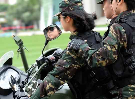 在驻澳门部队,遇见骑摩托车的女兵