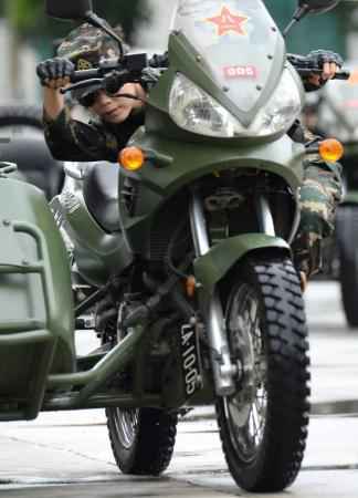 在驻澳门部队,遇见骑摩托车的女兵