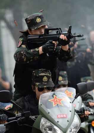 在驻澳门部队,遇见骑摩托车的女兵