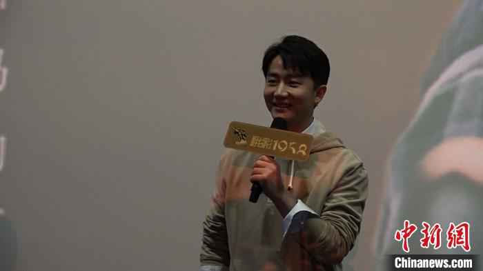 黄轩现身《只有芸知道》成都首映礼现场。 杨予頔 摄 黄轩携电影《只有芸知道》现身成都:“风芸”