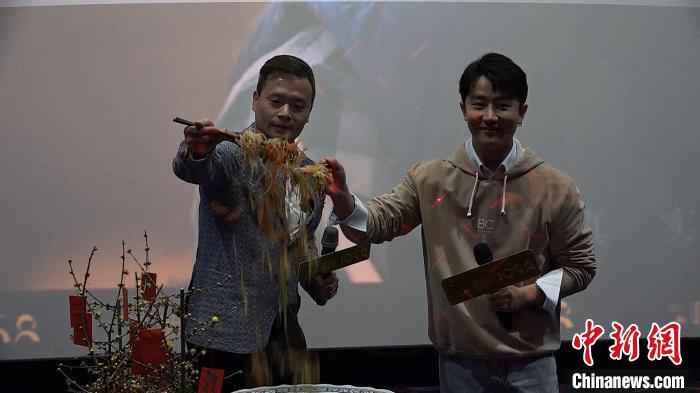 林述巍(左)和黄轩(右)预祝电影票房大卖。 杨予頔 摄 黄轩携电影《只有芸知道》现身成都:“风芸”