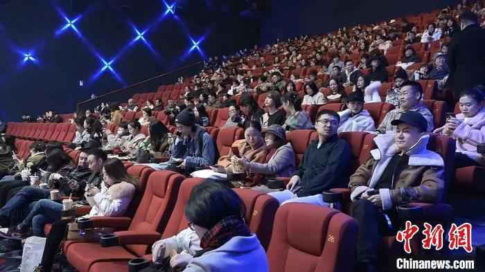 《只有芸知道》成都首映礼现场。 杨予頔 摄 黄轩携电影《只有芸知道》现身成都:“风芸”