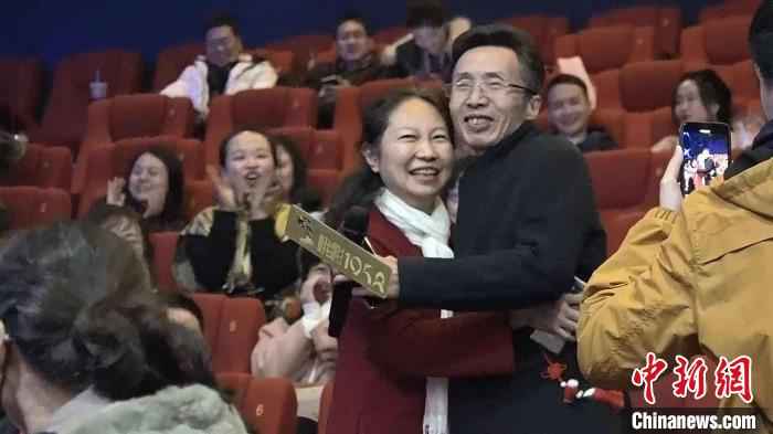 夫妻在首映礼现场互相表白并拥抱。　杨予頔 摄