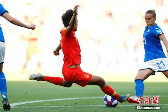 资料图:中国队球员王霜(红)在世界杯比赛中射门。 中新社记者 富田 摄 用胜利告别2019,但中国女足的“苦日子”远未结