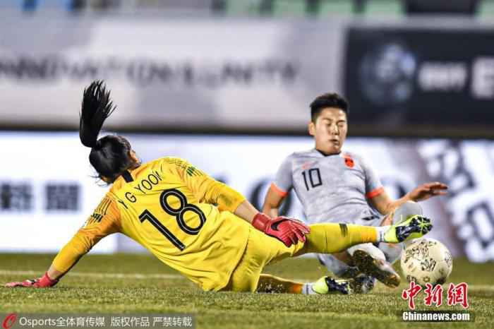 10日,东亚杯女足揭幕战在韩国举行,中国女足与韩国女足历经90分钟鏖战互交白卷。自2005年赛事初创以来,曾傲立女足世界前沿的中国队6次参赛,尚未染指桂冠。图片来源:Osports全体育图片社 用胜利告别2019,但中国女足的“苦日子”远未结