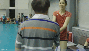 泪目瞬间!80岁老人宋世雄,向中国女排鞠躬(图