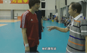 泪目瞬间!80岁老人宋世雄,向中国女排鞠躬(图