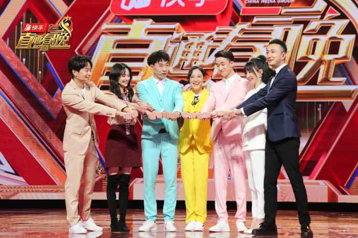 现场合影 《直通春晚》黄豆豆舞“醉剑” 郑爽展示手指舞