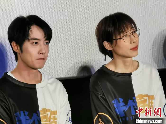 《半个喜剧》主演吴昱翰(左)和任素汐(右)。 何浠 摄 任素汐携《半个喜剧》现身成都直言:我是幸运
