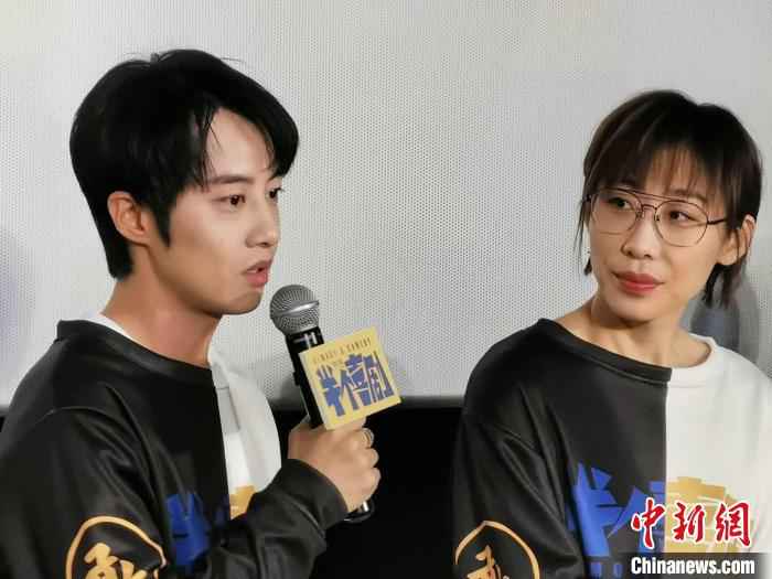 《半个喜剧》主演吴昱翰(左)分享电影幕后拍摄故事。 何浠 摄 任素汐携《半个喜剧》现身成都直言:我是幸运