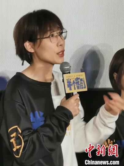 《半个喜剧》主演任素汐分享电影幕后拍摄故事。 何浠 摄 任素汐携《半个喜剧》现身成都直言:我是幸运