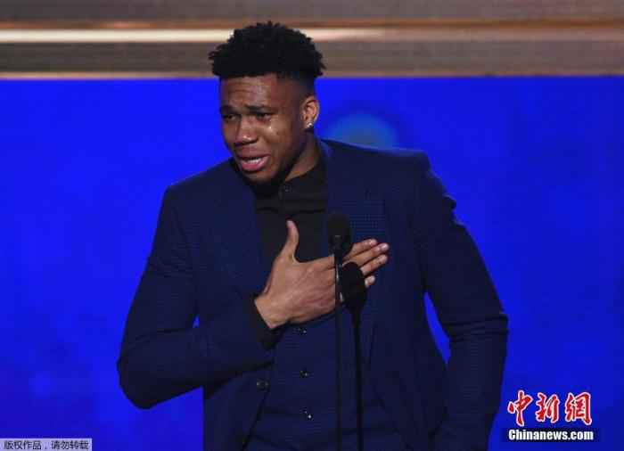 资料图:扬尼斯-阿德托昆博 NBA综述:独行侠终结雄鹿18连胜 开拓者险胜太阳