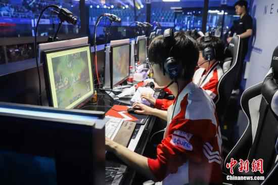 资料图:WE战队选手在比赛中。当日,2019NEST全国电子竞技大赛(英雄联盟)夏季总决赛在贵州贵阳举行,首场对阵中BLG战队以2:0胜WE战队。中新社记者 瞿宏伦 摄 国际电竞联合会成立背后深意几许:奥运不再是
