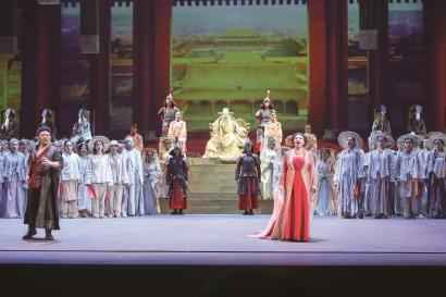 上海歌剧院与上海大剧院联合出品、由和慧(前排右)饰演图兰朵公主的普契尼歌剧《图兰朵》昨天向媒体开放排练。本报记者 叶辰亮摄 携手上海歌剧院,和慧中国舞台首秀《图兰朵》