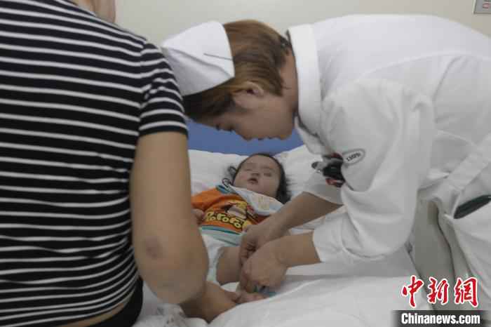 图为内蒙古人民医院的医护人员为患儿做检查。 俎怡然 摄 14名蒙古国先心病患儿赴内蒙古治疗 最小者仅7个