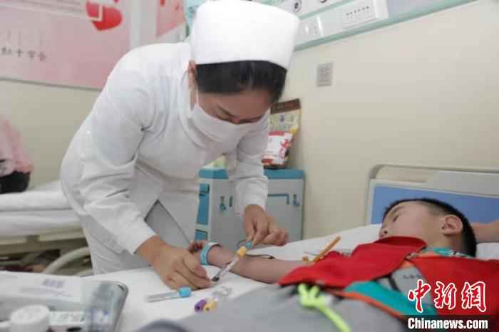 图为内蒙古人民医院的医护人员为患儿做检查。 俎怡然 摄 14名蒙古国先心病患儿赴内蒙古治疗 最小者仅7个