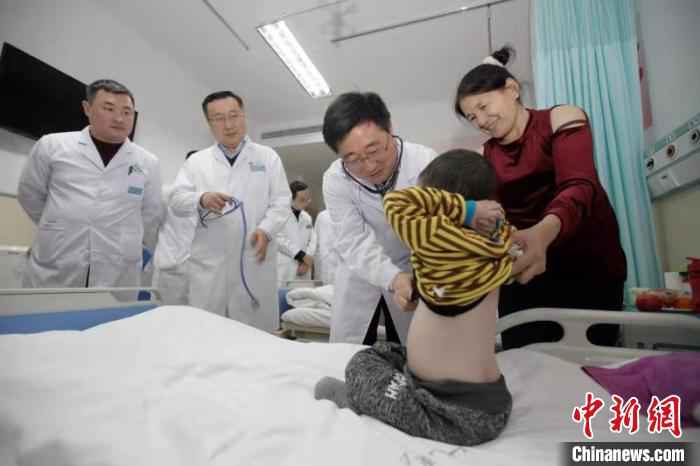 图为内蒙古人民医院的医护人员为患儿做检查。 俎怡然 摄 14名蒙古国先心病患儿赴内蒙古治疗 最小者仅7个