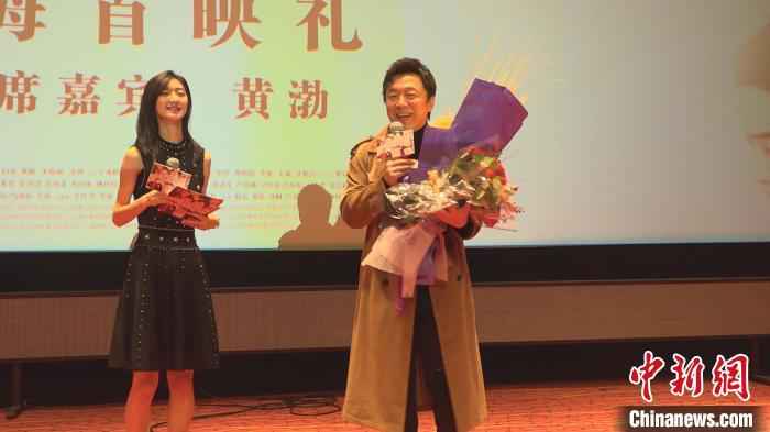 黄渤亮相《被光抓走的人》上海首映礼。 康玉湛 摄 黄渤亮相《被光抓走的人》上海首映礼 探讨爱情