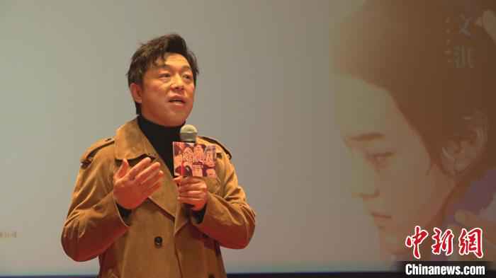 黄渤亮相《被光抓走的人》上海首映礼,探讨爱情标准。 康玉湛 摄 黄渤亮相《被光抓走的人》上海首映礼 探讨爱情