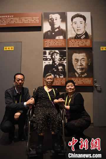 图为杜聿明将军之女杜致廉(中)与父亲照片合影。 俞靖 摄 杜聿明之女杜致廉跨越海峡的昆仑关情结