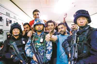 被困20多个小时的外籍船员获救后,兴奋地与我海军护航官兵合影。本报特约记者 李 维摄 我在亚丁湾抓海盗