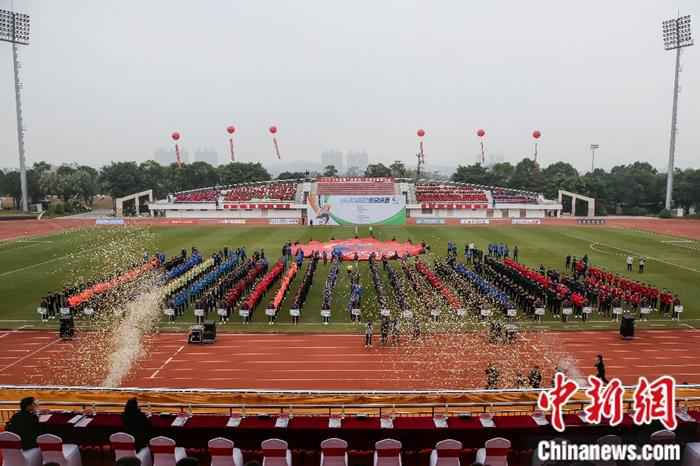 2019年12月16日,2019年“体校杯”足球比赛总决赛在广东省清远市恒大足球学校开幕。供图 全国“体校杯”足球赛总决赛开幕 24队参与角逐