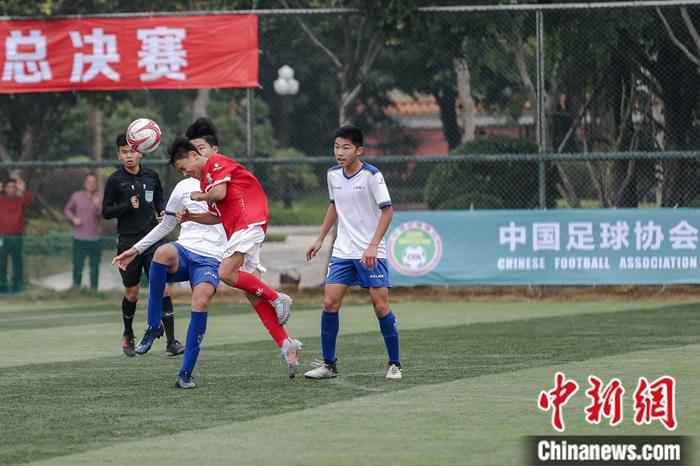 2019年12月16日,2019年“体校杯”足球比赛总决赛在广东省清远市恒大足球学校开赛,24支队伍将争夺3个组别的冠军。供图 全国“体校杯”足球赛总决赛开幕 24队参与角逐