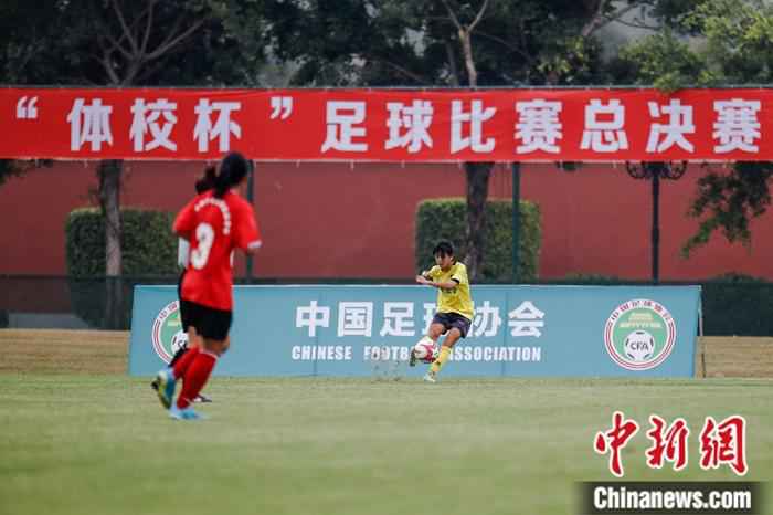 2019年12月16日,2019年“体校杯”足球比赛总决赛在广东省清远市恒大足球学校开赛,24支队伍将争夺3个组别的冠军。供图 全国“体校杯”足球赛总决赛开幕 24队参与角逐