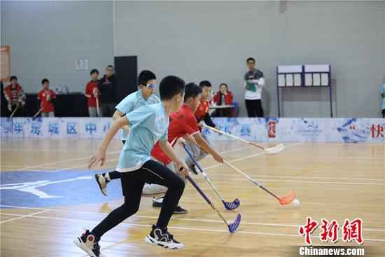 比赛现场。供图 北京东城中小学生比拼旱地冰球 200余人参赛