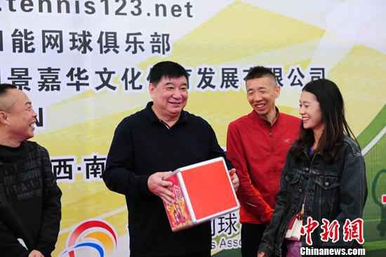 王义夫打网球啥水平 观众感叹“同样是瞄准专家