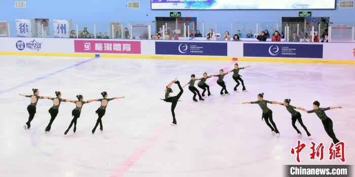 全国花滑少年赛徐州落幕 冰舞冠军调侃舞伴“太
