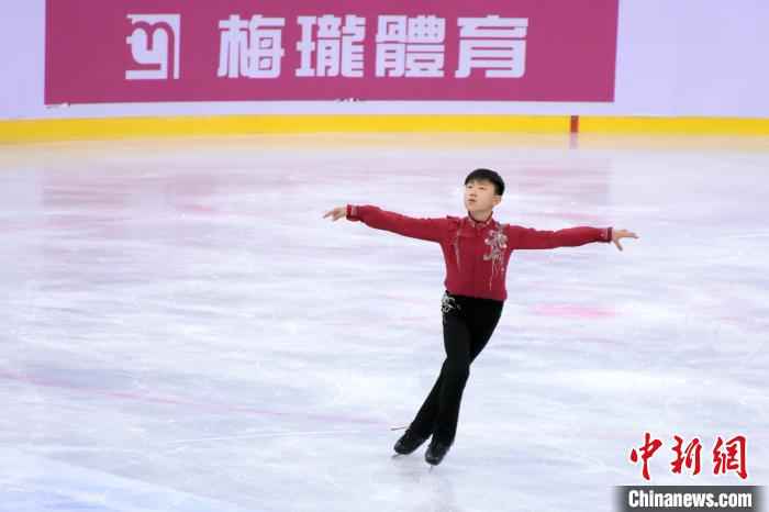 全国花滑少年赛徐州落幕 冰舞冠军调侃舞伴“太