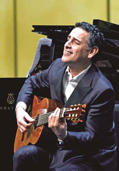 弗洛雷兹在弹唱记者郭新洋摄 7首返场曲9个高音C 弗洛雷兹亚洲首演让观众“沦